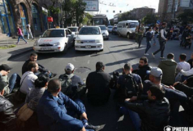  العشرات من المتظاهرين يحاصرون الكلية في يريفان-فيديو