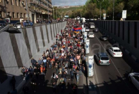 سكان يريفان ضد سركسيان- المتظاهرون يغلقون الطريق (فيديو)