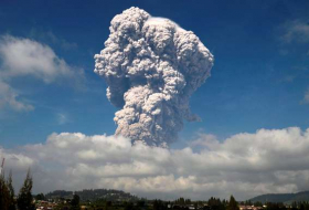 إندونيسيا.. بركان يثور وينفث رماداً لآلاف الأمتار
