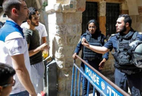 الشرطة الإسرائيلية تغلق أبواب الأقصى وتطرد المصلين