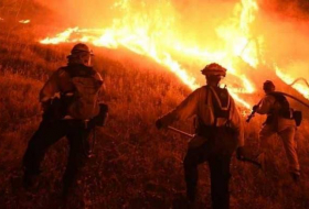 كاليفورنيا تستنجد بأستراليا ونيوزلندا لإطفاء حرائقها