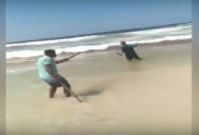 فيديو مروع على شاطئ الإسكندرية .. مجرم لم يكتف بمعاكسة الزوجة بل وقتل زوجها!