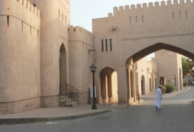 الزوار والسياح يطالبون بخدمات سياحية أساسية بمنطقة قلعة نزوى وأسواقها التقليدية
