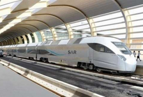 السعودية: الملك سلمان يدشن أول قطار كهربائي سريع في الخليج
