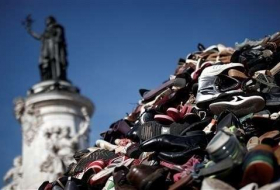 هرم من الأحذية في باريس للتنديد بقصف المدنيين