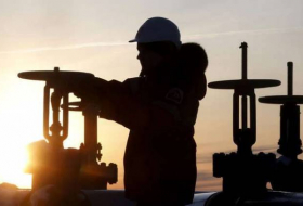 استقرار أسعار النفط مع هبوط المخزونات الأمريكية