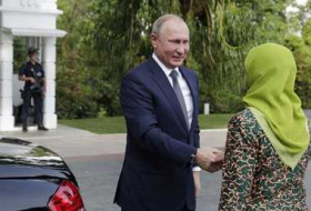 بوتين يلتقي رئيسة سنغافورة حليمة يعقوب