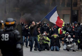 فرنسا تناشد السترات الصفراء بعدم التظاهر يوم غد السبت