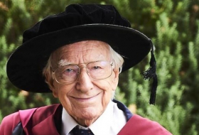 أستراليا: يحصل على الدكتوراه في التسعين