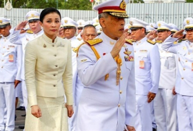 في آخر أيام التتويج: ملك تايلاند والملكة الجديدة يحيون الشعب من شرفة القصر
