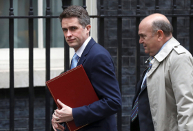 صحيفة تكشف سبب استقالة وزير الدفاع البريطاني
