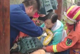 إنقاذ طفل صيني من 