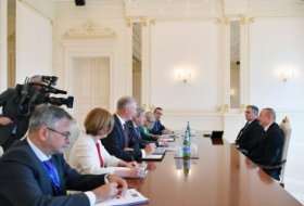   الرئيس إلهام علييف يلتقي مفوض الاتحاد الأوروبي   