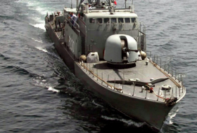 القوارب الإيرانية تطرد مدمرة بريطانية من مضيق هرمز
