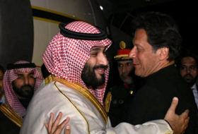 ولي العهد السعودي يجتمع مع رئيس وزراء باكستان في الرياض