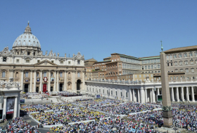 كتاب: الفاتيكان على حافة الإفلاس... والأخير ينفي