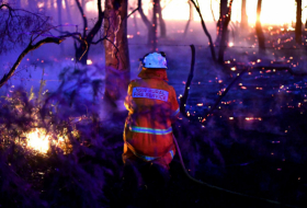 حوامات الإطفاء الأسترالية تلجأ إلى المسابح المنزلية لمكافحة الحرائق... فيديو