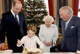 شاهد.. ملكة بريطانيا وحفيدها الصغير يطبخان طعام الكريسماس