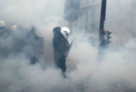 الشرطة الفرنسية تفرق المحتجين بالغاز المسيل للدموع... فيديو