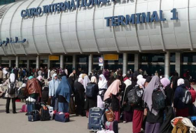 مطار القاهرة يبدأ منع سفر المعتمرين والسياح للسعودية