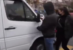   اشتباكات في يريفان:  مروا على المتظاهرين بالسيارة -  فيديو  
