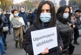  المثقفون ينظمون المسيرة إلى السفارة الفرنسية في أرمينيا 