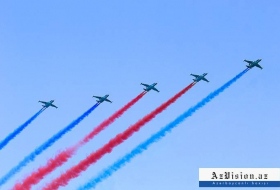 الطائرات تعكس العلم الأذربيجاني في السماء