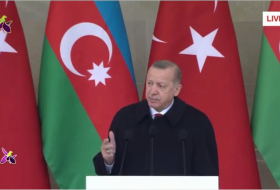 أردوغان يقرأ قصيدة باختيار فاحابزاده في الموكب