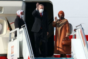  أردوغان وقرينته في باكو 