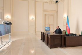    الرئيس يستقبل أنار كريموف عبر فيديو  