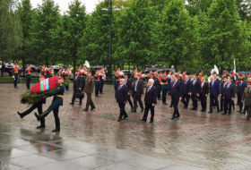   رئيس الوزراء الأذربيجاني يزور نصب الجندي المجهول في موسكو -   صور    