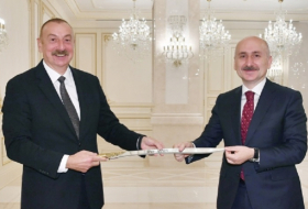   وزير تركي يهدي السيف لإلهام علييف -   صورة    