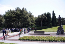   رئيسا برلماني تركيا وباكستان يزوران ضريح حيدر علييف ومقابر الشهداء  