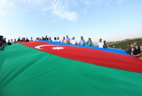   ممثلو الشتات قام برفع علم أذربيجان على جيدير دوزو في شوشا  