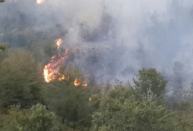 إطفاء حريق ناشب في منطقة جبلية في محافظة طاووس أذربيجان
