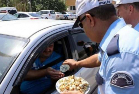 شرطة المرور التركية توزع الحلوى في الشوارع بمناسبة عيد الأضحى