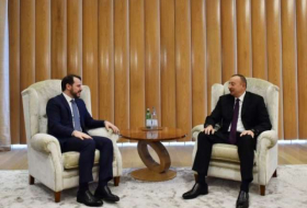  يجتمع رئيس أذربيجان إلهام علييف مع وزير الطاقة التركي في باكو
