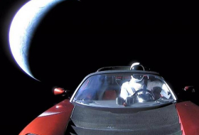 الصورة الأخيرة للسيارة تسلا قبل ضياعها في الفضاء