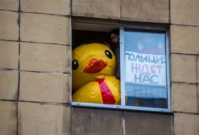 روسيا: بطة بلاستيكية عملاقة تودي بصاحبها إلى السجن