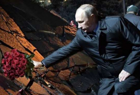 بوتين يضع الزهور على النصب التذكاري لضحايا حريق كيميروفو