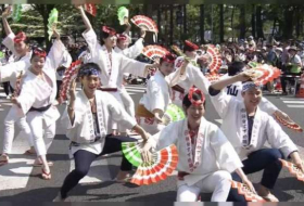 شاهد: مهرجان في اليابان يوحد المناطق التي دمرتها كارثة فوكوشيما