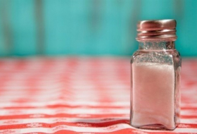 بهذه الطرق يخبرك جسمك أن الملح زائد في طعامك