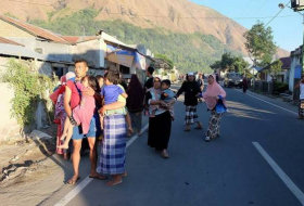 محاولات لإنقاذ مئات العالقين بعد زلزال إندونيسيا