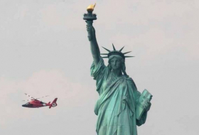 حريق يجلي آلاف الزوار لتمثال الحرية في نيويورك