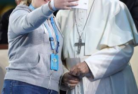 سيلفي لفتاة مع البابا في دبلن-فيديو