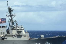 البحرية الأمريكية تضبط مئات الأسلحة الصغيرة في قارب بخليج عدن