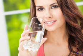 خبراء يؤكّدون وجود بعض المزايا لشرب المياه أثناء تناول الطعام