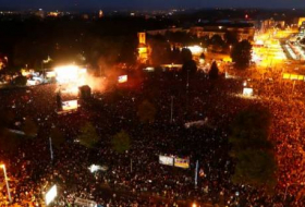 الألمان يحاربون اليمين المتطرف بالموسيقى.. الآلاف يتدفقون لحضور حفل روك يندِّد بالعنصرية في ألمانيا