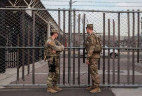 الجيش الأميركي يعزز الجدار الحدودي مع المكسيك بأسلاك شائكة