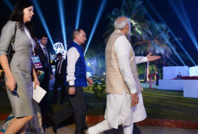 بالفيديو... رئيس الوزراء الهندي يأخذ بوتين بالأحضان